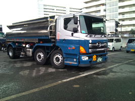 タンクローリー車